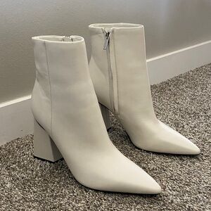 NWT Women's White Pointed Toe Block Heel Ankle Boots